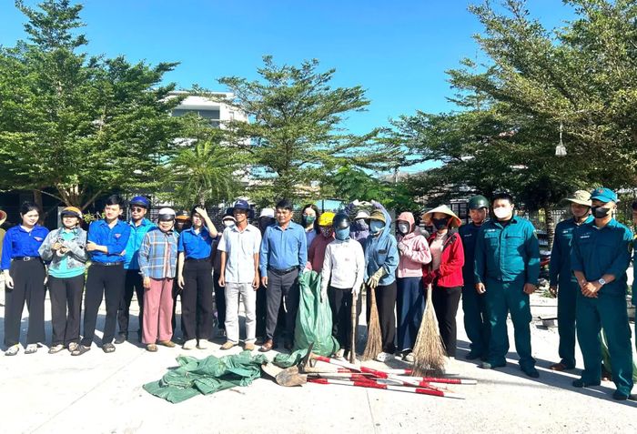 Cán bộ, đảng viên, đoàn viên, hội viên và người dân ra quân tổng dọn vệ sinh môi trường trên địa bàn xã.