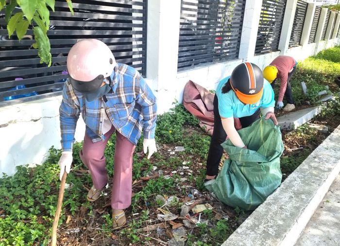 Người dân xã Vạn Hưng tham gia thu gom rác thải.