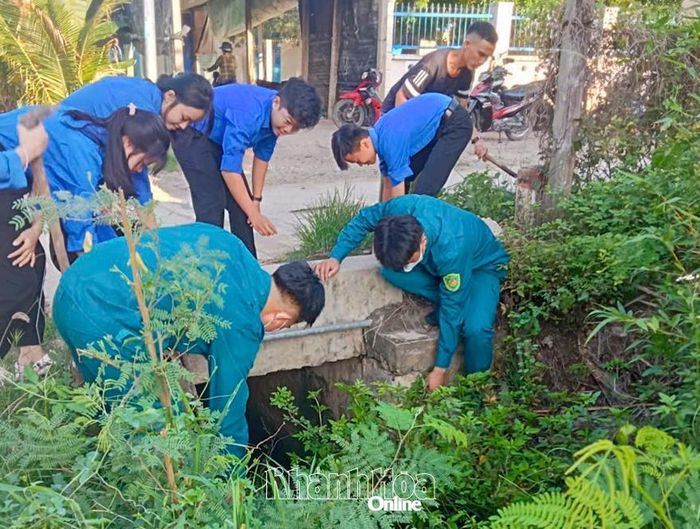 Đoàn viên, thanh niên khơi thông cống rãnh.