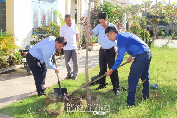 Cán bộ, người dân tham gia trồng cây xanh.