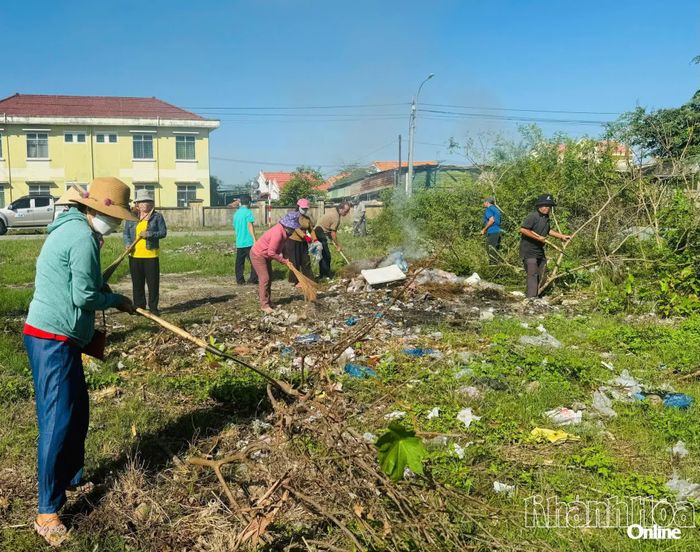 Người dân tham gia dọn vệ sinh môi trường.