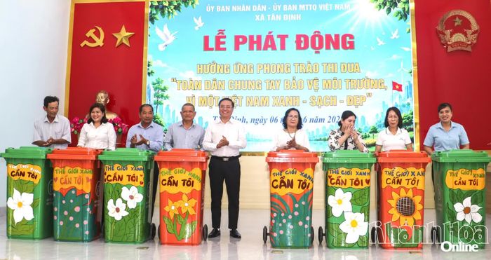 Ông Nguyễn Trung Dũng trao thùng rác nhựa cho các khu dân cư.