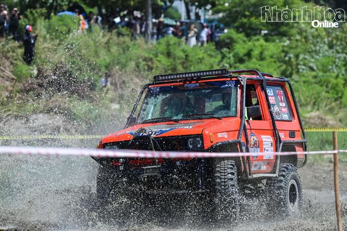 Xe 206 tăng ga về đích.