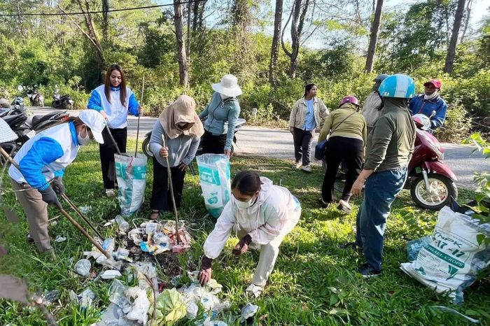 Các lực lượng dọn dẹp vệ sinh tại các tuyến đường giao thông. 