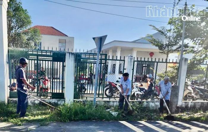 Cán bộ, hội viên các tổ chức chính trị - xã hội dọn vệ sinh môi trường.