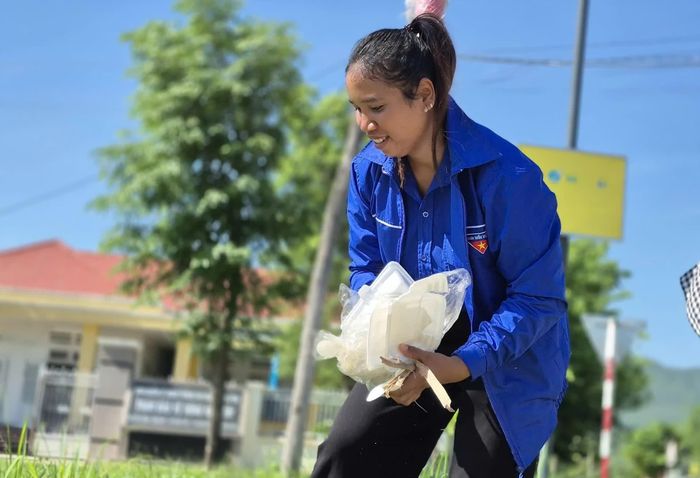 Đoàn viên tham gia thu gom rác thải nhựa. 