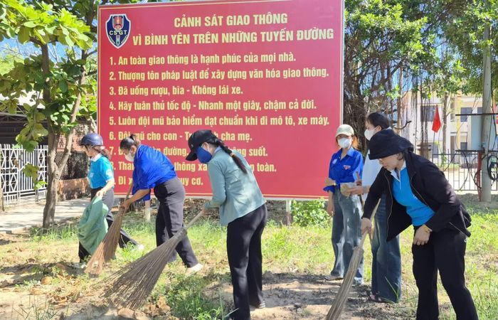 Các lực lượng ra quân dọn vệ sinh môi trường.