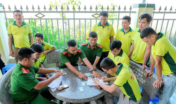 Công an xã Vĩnh Hải test nhanh ma túy đối với người lao động tại một cơ sở nuôi tôm giống trên địa bàn.