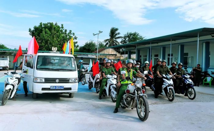 Lực lượng chức năng xã Vĩnh Hải tại lễ ra quân.