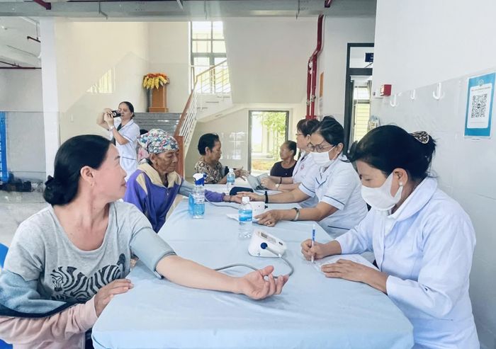 Người dân khám bệnh tại chương trình. 