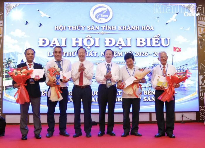 Lãnh đạo Hội Thủy sản Việt Nam trao Kỷ niệm chương cho các cá nhân.