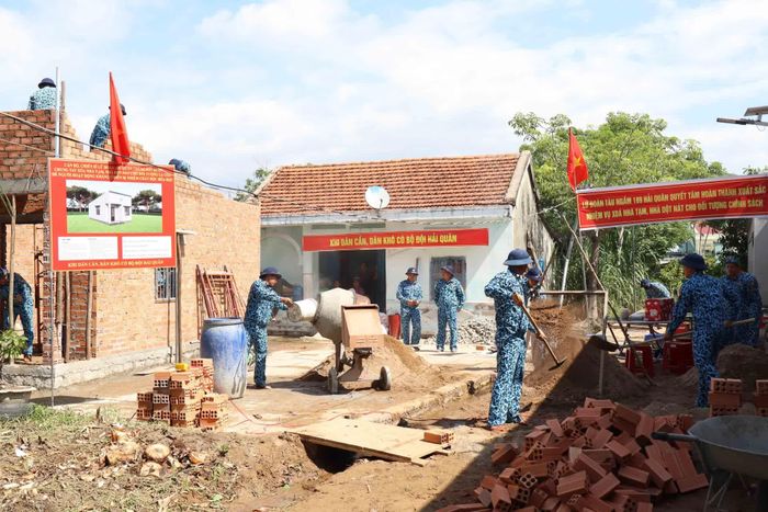 Đoàn công tác kiểm tra tiến độ thi công.