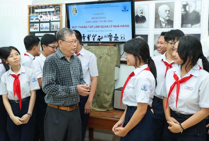 Lãnh đạo Hội Những người ái mộ bác sĩ A. Yersin tỉnh Khánh Hòa trò chuyện với các học sinh tham gia lớp học.