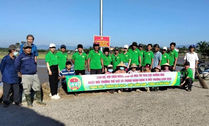 Ban chủ nhiệm và các thành viên tham gia mô hình Tuyến đường sáng - xanh - sạch - đẹp.