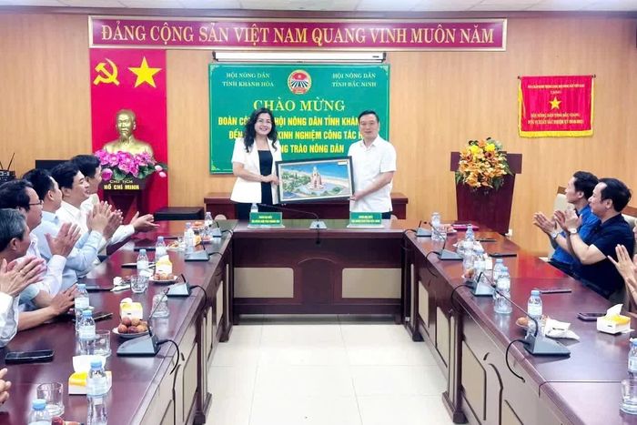 Bà Phan Thị Ngân Hạnh trao quà lưu niệm cho lãnh đạo Hội Nông dân tỉnh Bắc Ninh tại buổi làm việc. 