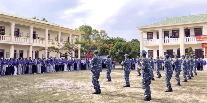 Các thành viên đoàn và cán bộ, chiến sĩ đơn vị giao lưu văn nghệ tại chương trình.