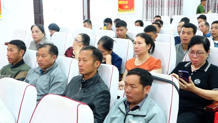 Đại biểu nghe các nội dung tuyên truyền.
