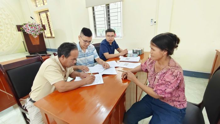 Hội viên nông dân bản Ngọc Lại ký cam kết đầu tư vay vốn trồng, chăm sóc chè.