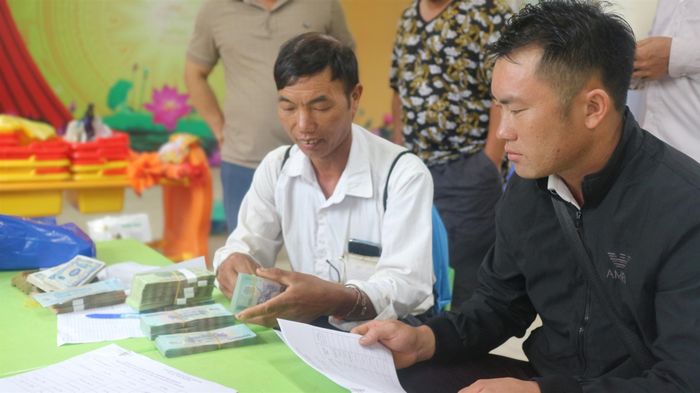Ông Hảng A Giàng - Trưởng bản Phìn Ngan Lao Chải (xã Tả Lèng) nhận tiền DVMTR năm 2025.