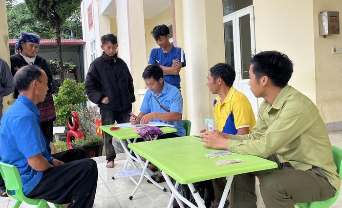 Người dân xã Tả Lèng nhận tiền DVMTR năm 2025.