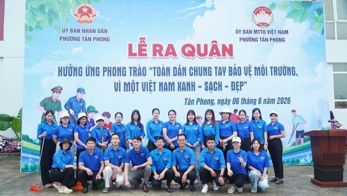  Đoàn viên Thanh niên phường Tân Phong hưởng ứng Phong trào "Toàn dân chung tay bảo vệ môi trường vì một Việt Nam xanh - sạch - đẹp".