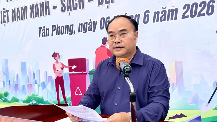 Đồng chí Mùa A Trừ - Tỉnh ủy viên, Bí thư Đảng ủy, Chủ tịch HĐND phường phát biểu tại buổi lễ