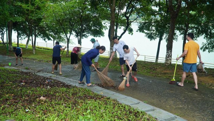 Người dân Tổ dân phố số 14 (phường Tân Phong) tham gia dọn vệ sinh môi trường.