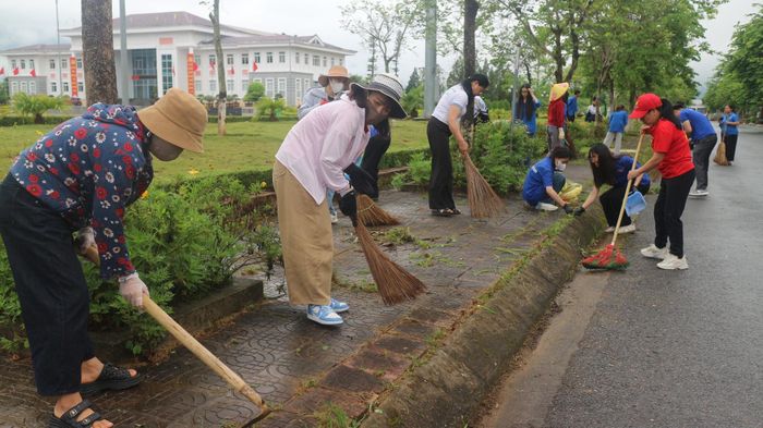 Người dân Tổ dân phố số 7 (phường Đoàn Kết) tham gia dọn vệ sinh môi trường.