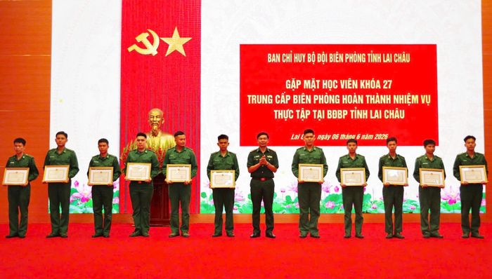 Đại tá Nguyễn Ngọc Ánh - Phó Chỉ huy trưởng, kiêm Tham mưu trưởng Ban Chỉ huy BĐBP tỉnh tặng Giấy khen cho các học viên có thành tích xuất sắc.