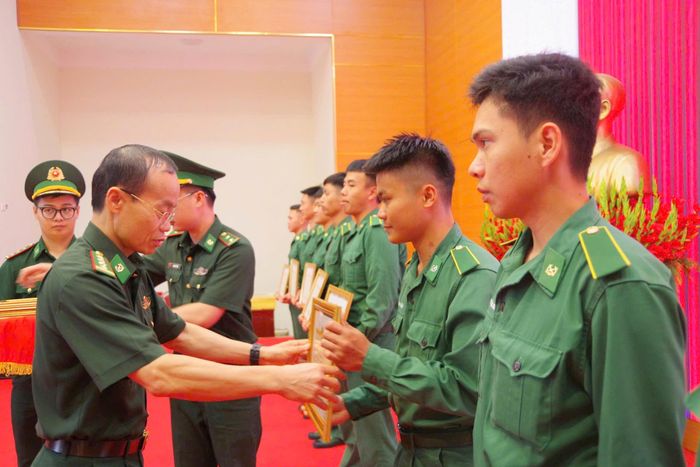 Đại tá Lô Văn Quý - Phó Chỉ huy trưởng Ban Chỉ huy BĐBP tỉnh tặng Giấy khen cho các học viên có thành tích xuất sắc.