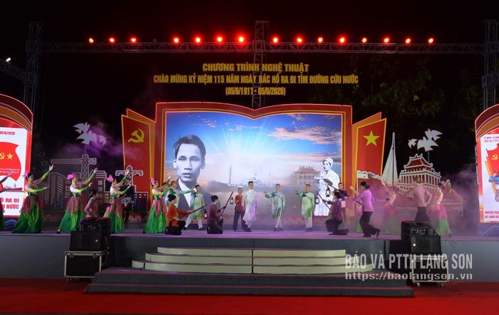 Tiết mục hát, múa "Tiếng gọi non sông" do tập thể nam, nữ diễn viên, cộng tác viên Đoàn Nghệ thuật Dân tộc tỉnh biểu diễn