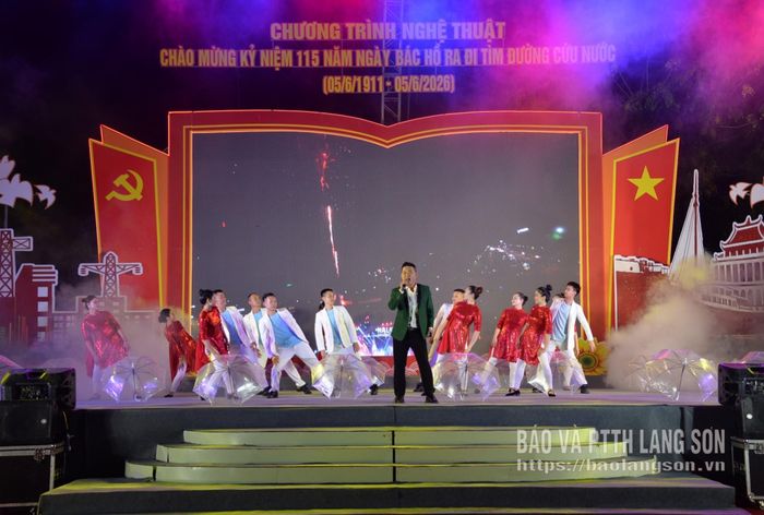 Liên khúc hát múa "Lạng Sơn ca - Việt Nam tôi" do các nghệ sĩ, diễn viên, cộng tác viên Đoàn Nghệ thuật Dân tộc tỉnh biểu diễn