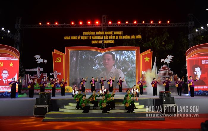 Liên khúc hát Then "Làm theo lời Bác" do thành viên CLB Đàn và hát dân ca, Trung tâm Văn hóa Nghệ thuật tỉnh biểu diễn