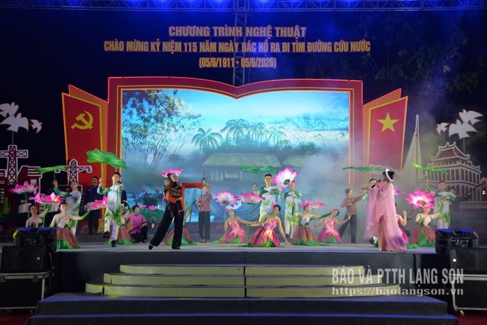 Tiết mục hát, múa "Ru con giữa mùa sen nở" do tập thể nam, nữ diễn viên, cộng tác viên Đoàn Nghệ thuật Dân tộc tỉnh biểu diễn