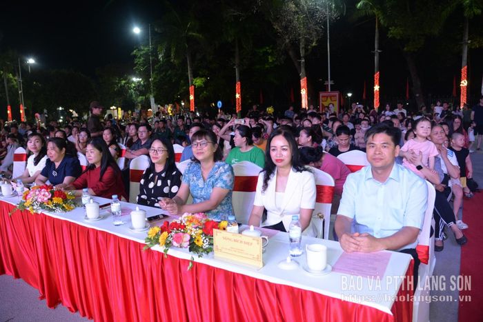 Các đại biểu tham dự chương trình nghệ thuật