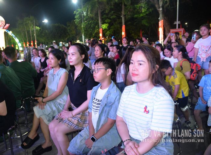  Đông đảo người dân theo dõi chương trình