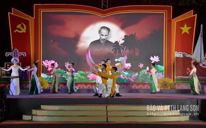Tiết mục độc tấu đàn bầu "Hồ Chí Minh đẹp nhất tên người" do tập thể nghệ sĩ, diễn viên Đoàn Nghệ thuật Dân tộc tỉnh biểu diễn