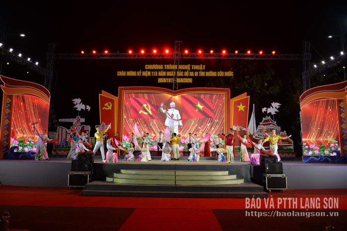 Tiết mục nghệ thuật đặc sắc mở màn chương trình do tập thể nam, nữ diễn viên, cộng tác viên Đoàn Nghệ thuật Dân tộc tỉnh biểu diễn