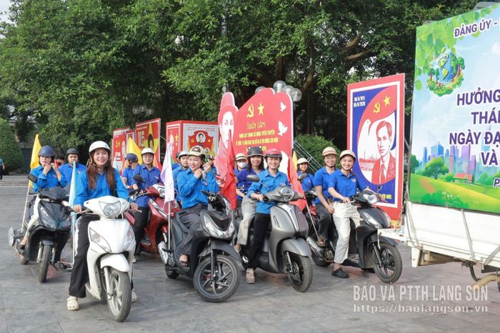 Lực lượng đoàn viên thanh niên phường chuẩn bị diễu hành tuyên truyền hưởng ứng phong trào “Toàn dân chung tay bảo vệ môi trường, vì một Việt Nam xanh – sạch – đẹp”