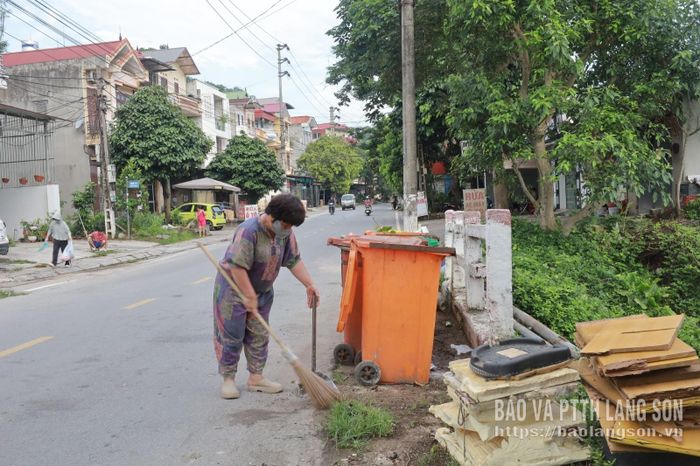 Người dân khối Trần Thánh Tông, phường Lương Văn Tri tổ chức vệ sinh đường phố nơi mình sinh sống ngay sau lễ phát động