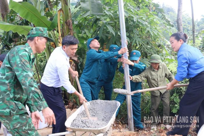 Các đại biểu cùng các lực lượng thi công công trình