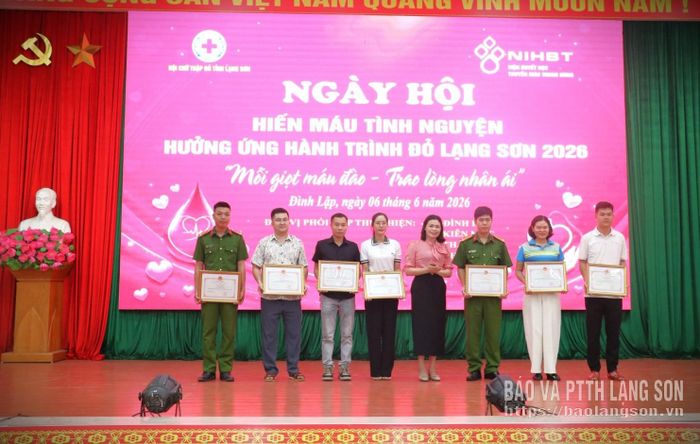 Lãnh đạo UBND xã Kiên Mộc trao giấy khen của Chủ tịch UBND xã Kiên Mộc cho các tập thể, cá nhân có thành tích tiêu biểu trong phong trào hiến máu tình nguyện trên địa bàn xã