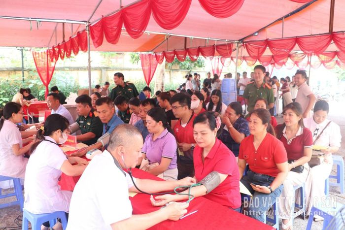 Các tình nguyện viên khám sàng lọc tại ngày hội