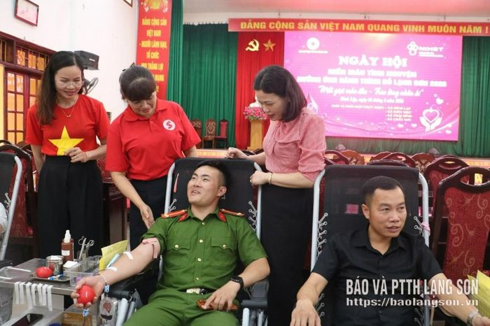 Lãnh đạo Hội Chữ thập đỏ tỉnh và UBND xã Đình Lập, xã Kiên Mộc động viên tình nguyện viên tham gia hiến máu tại ngày hội