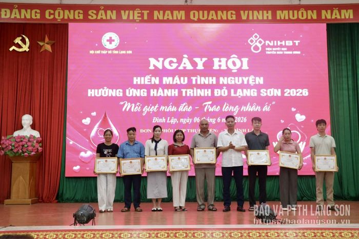 Lãnh đạo UBND xã Thái Bình trao giấy khen của Chủ tịch UBND xã Thái Bình cho các tập thể, cá nhân có thành tích tiêu biểu trong phong trào hiến máu tình nguyện trên địa bàn xã