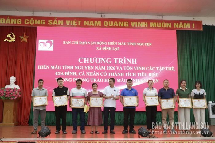 Lãnh đạo UBND xã Đình Lập trao giấy khen của Chủ tịch UBND xã Đình Lập cho các tập thể, cá nhân có thành tích tiêu biểu trong phong trào hiến máu tình nguyện trên địa bàn xã