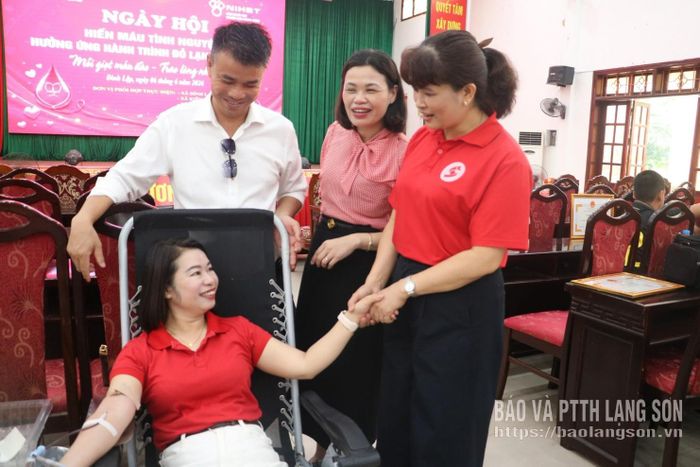 Lãnh đạo Hội Chữ thập đỏ tỉnh và UBND xã Kiên Mộc động viên tình nguyện viên tham gia hiến máu tại ngày hội