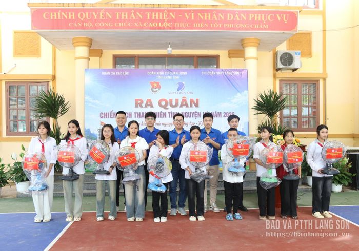 Ban tổ chức tặng quà cho các em học sinh nghèo vượt khó trên địa bàn xã