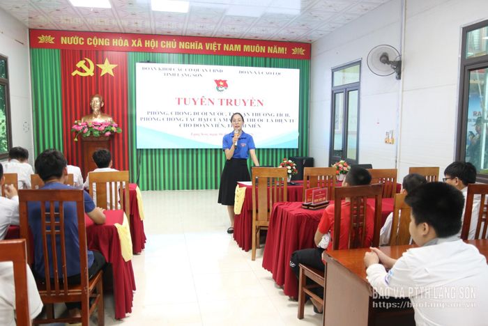 Đoàn viên tuyên truyền về tác hại của ma túy, thuốc lá điện tử tại chương trình