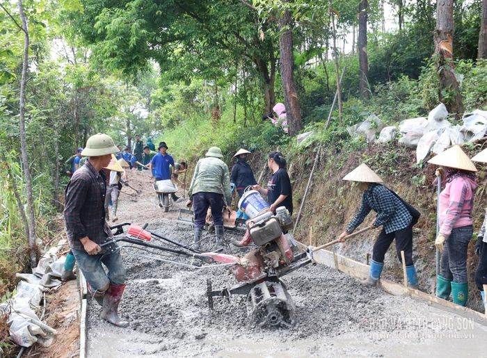 Đoàn viên, thanh niên và người dân đổ bê tông đường giao thông nông thôn